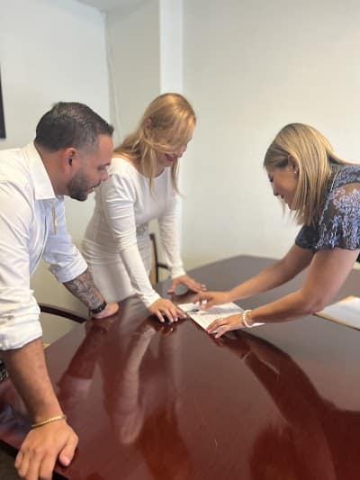 Lcda. Stephanie Rivas - Abogada Notario